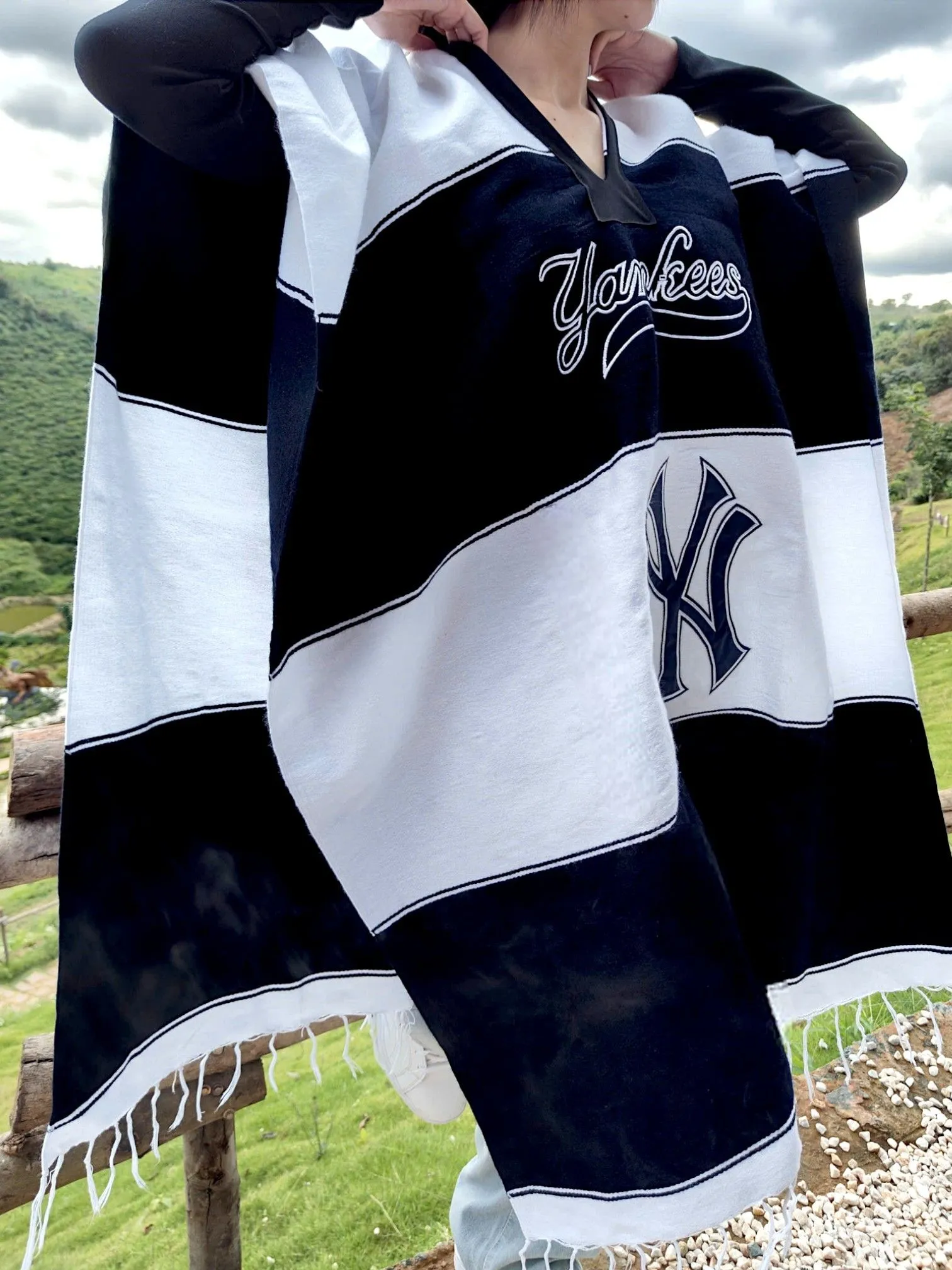 Áo Poncho NY YanKees sọc trắng và đen